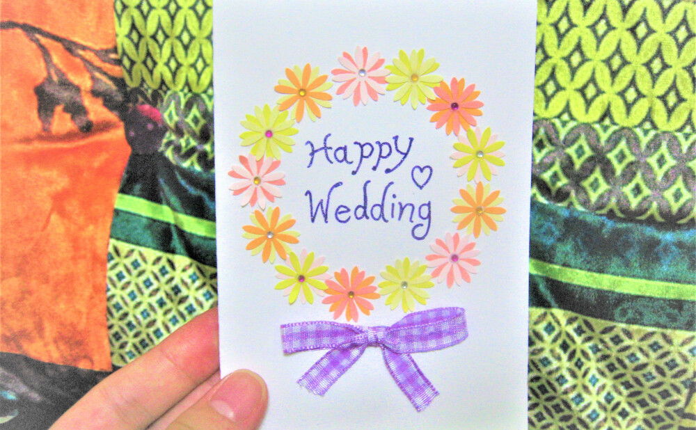 花嫁diy ダイソーのクラフトパンチ で 結婚式のメッセージカード の作り方 Weboo ウィーブー 暮らしをつくる