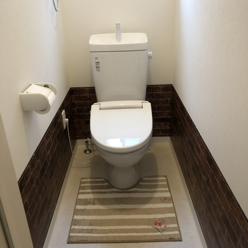 トイレDIY！貼ってはがせる壁紙シートでトイレに腰壁をつくる WEBOO[ウィーブー] 豊かな暮らしを作る