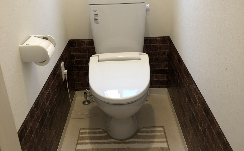 トイレdiy 貼ってはがせる壁紙シートでトイレに腰壁をつくる Weboo ウィーブー 暮らしをつくる