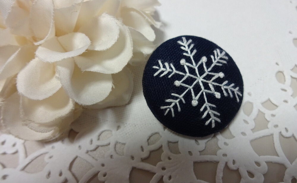 クリスマス☆雪の結晶 手刺繍ブローチ ヘアゴム - ファッション/小物