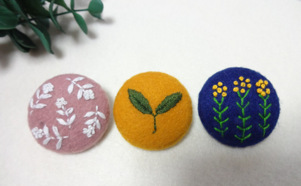 刺繍で作るフェルトのくるみボタンの作り方 Weboo ウィーブー 暮らしをつくる