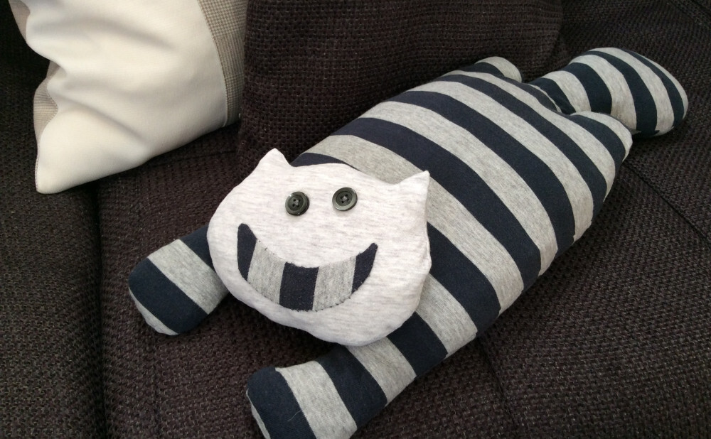 ｔシャツリメイク しましまｔシャツを猫の抱き枕に変身ー型紙付きー Weboo ウィーブー 暮らしをつくる