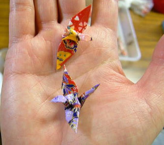 小さく折った鶴もアクセサリーに 折り紙ピアスの作り方 Weboo ウィーブー 暮らしをつくる