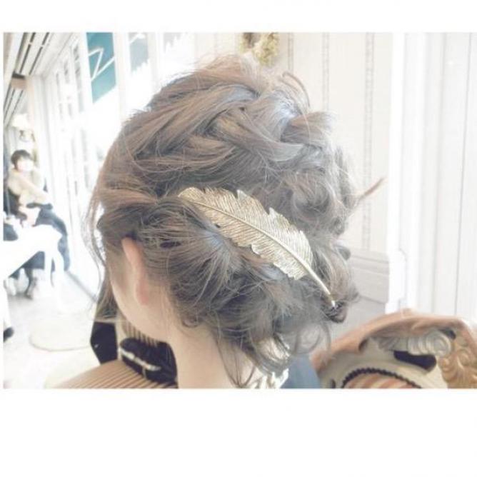 お洒落なまとめ髪に♪人気のフェザーバレッタを使ったヘアスタイル | WEBOO[ウィーブー] 暮らしをつくる