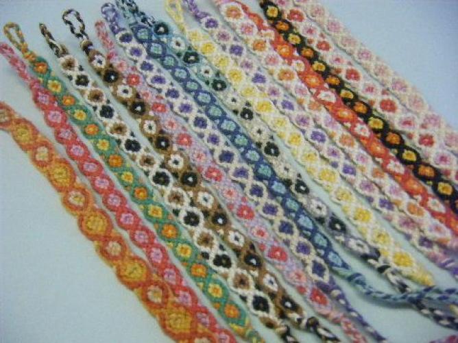 100均の刺繍糸や革ひもで 簡単ミサンガの編み方 作り方まとめ Weboo ウィーブー 暮らしをつくる