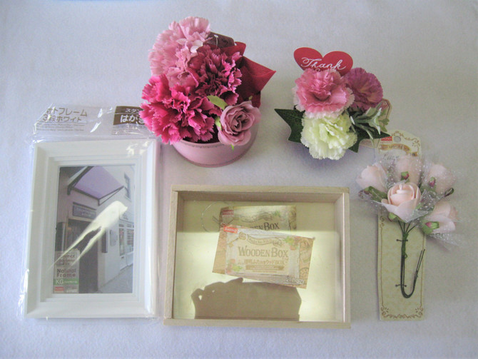 母の日diy ダイソーの造花と材料で 可愛いフラワーボックス の作り方 Weboo ウィーブー 暮らしをつくる