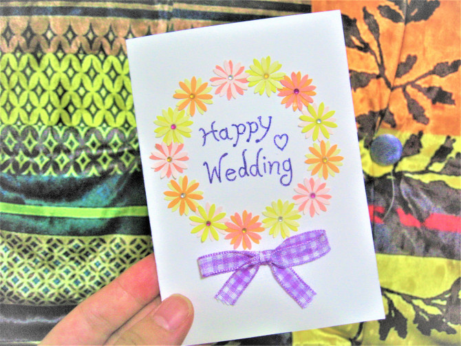 花嫁diy ダイソーのクラフトパンチ で 結婚式のメッセージカード の作り方 Weboo ウィーブー 暮らしをつくる