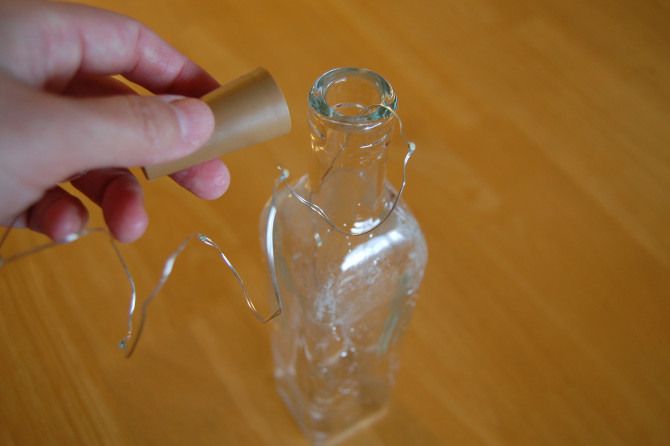 100均diy キャンドゥのコルク栓で空き瓶がお洒落なボトルライトに変身 Weboo ウィーブー 暮らしをつくる