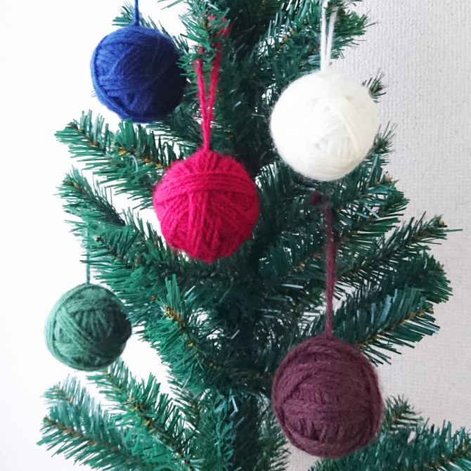 ダイソーで手作り クリスマスオーナメントボールを作ろう 毛糸編 Weboo ウィーブー 暮らしをつくる