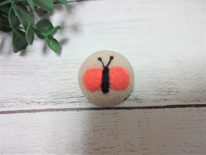 羊毛刺繍で くるみボタンの作り方 Weboo ウィーブー 暮らしをつくる